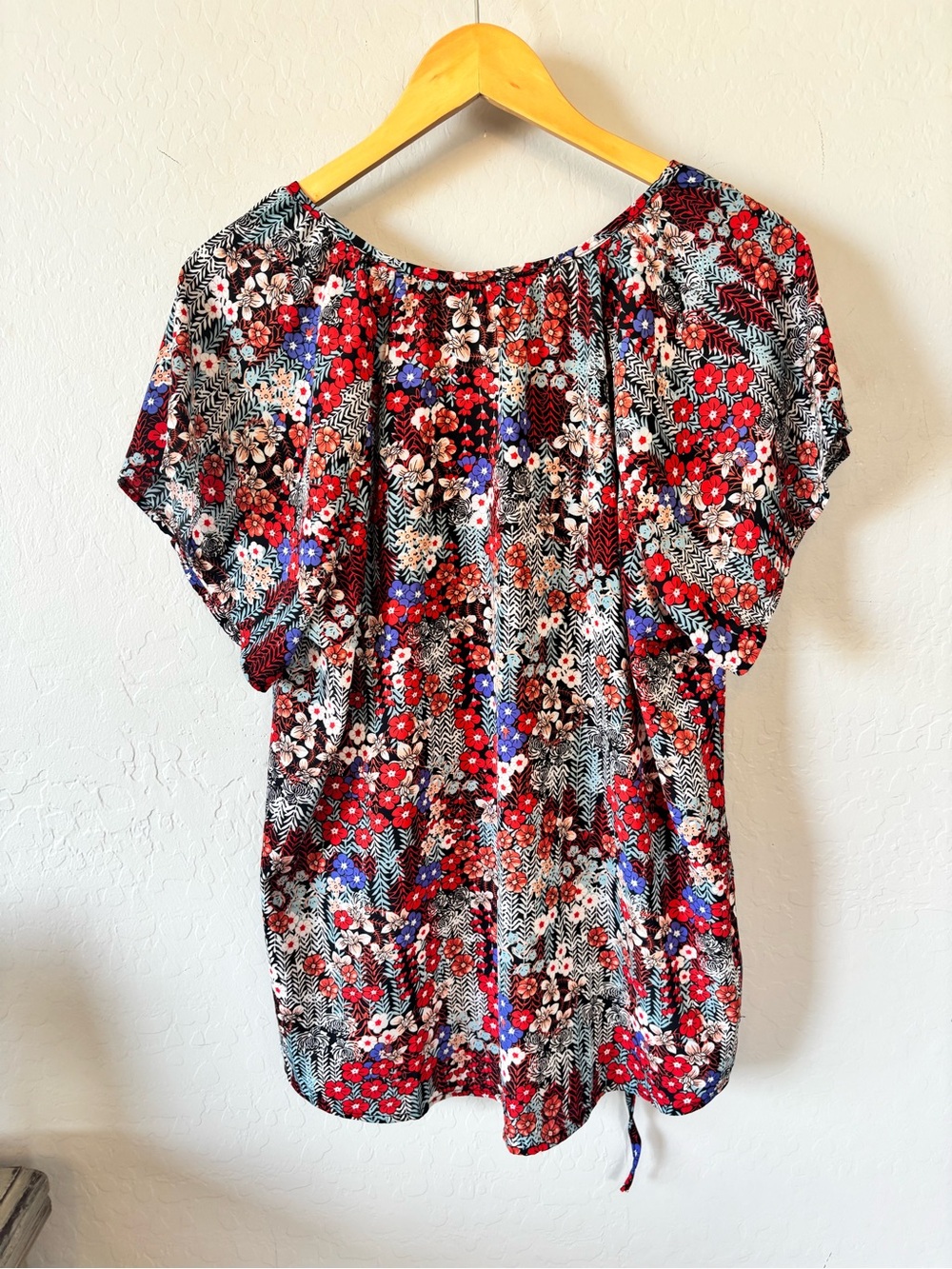 SHEIN Red Floral V-Neck Tie-Front Short Sleeve Blouse - Picture 4 of 7